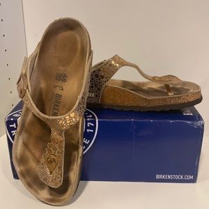 Bronze/gold gizeh Birkenstocks 40